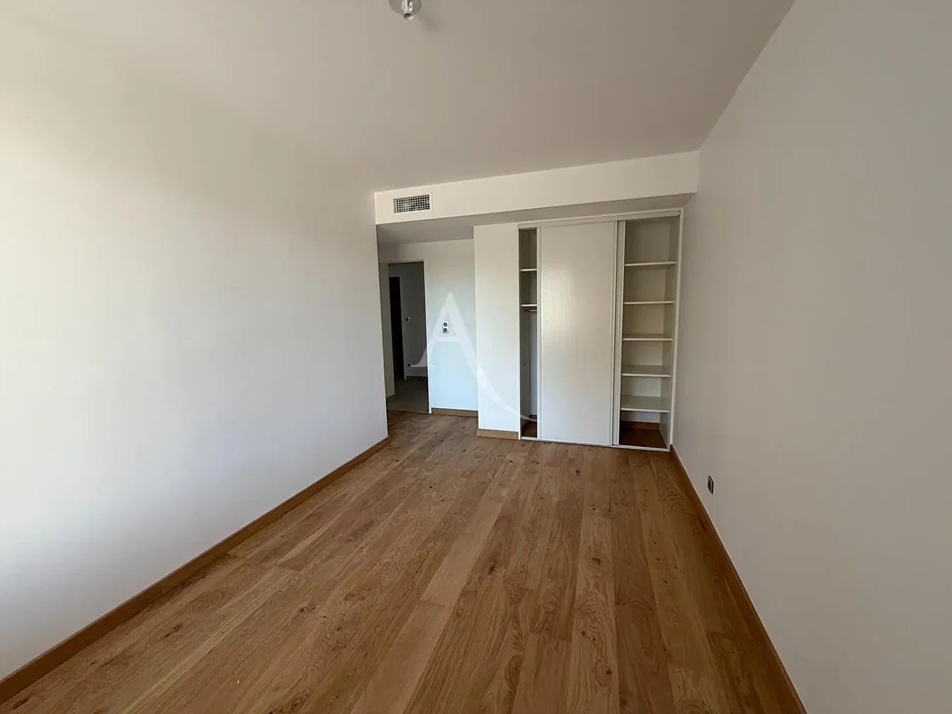 Schlafzimmer; holzboden, tageslicht