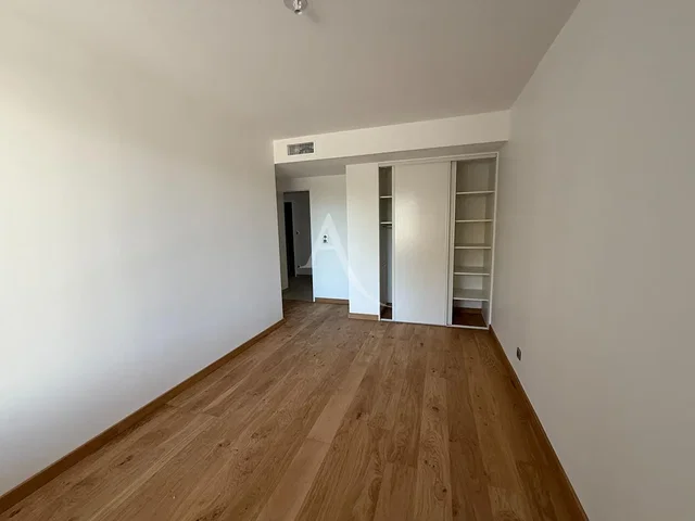 Ložnice; dřevěná podlaha, přirozené světlo