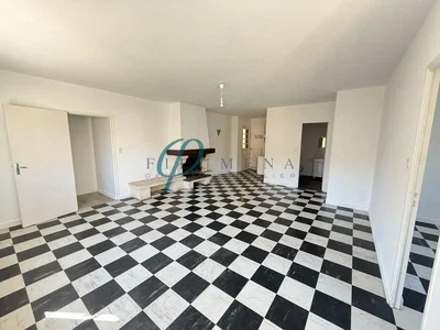 Salon; carrelage, nécessite rénovation