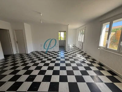 Salon; carrelage, lumière naturelle