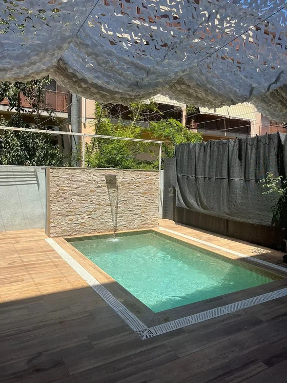 Altro; pavimento in piastrelle, luce naturale