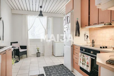 Cucina; pavimento in piastrelle, elettrodomestici, luce naturale