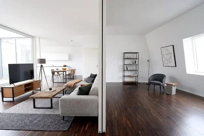Wohnzimmer; holzboden, tageslicht, moderner stil