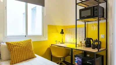 Camera da letto; luce naturale, elettrodomestici