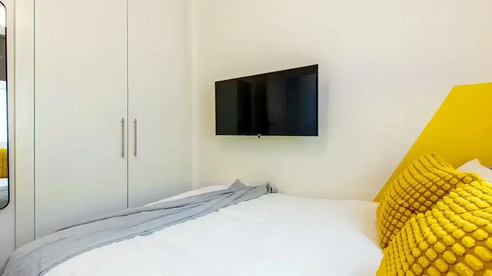Camera da letto; luce naturale, stile moderno