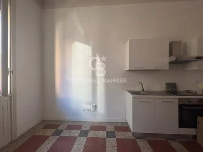 مطبخ; أرضية من البلاط, أجهزة المطبخ, ضوء طبيعي