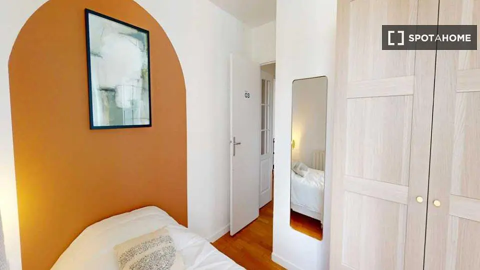 Slaapkamer; natuurlijk licht, houten vloer
