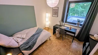 Slaapkamer; houten vloer, natuurlijk licht, moderne stijl