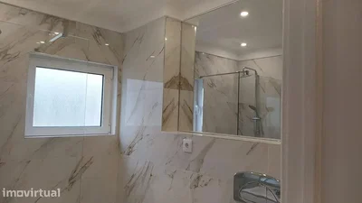 Salle de bain; carrelage, rénové, lumière naturelle