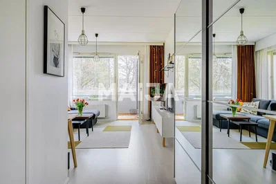 Wohnzimmer; tageslicht, moderner stil, holzboden