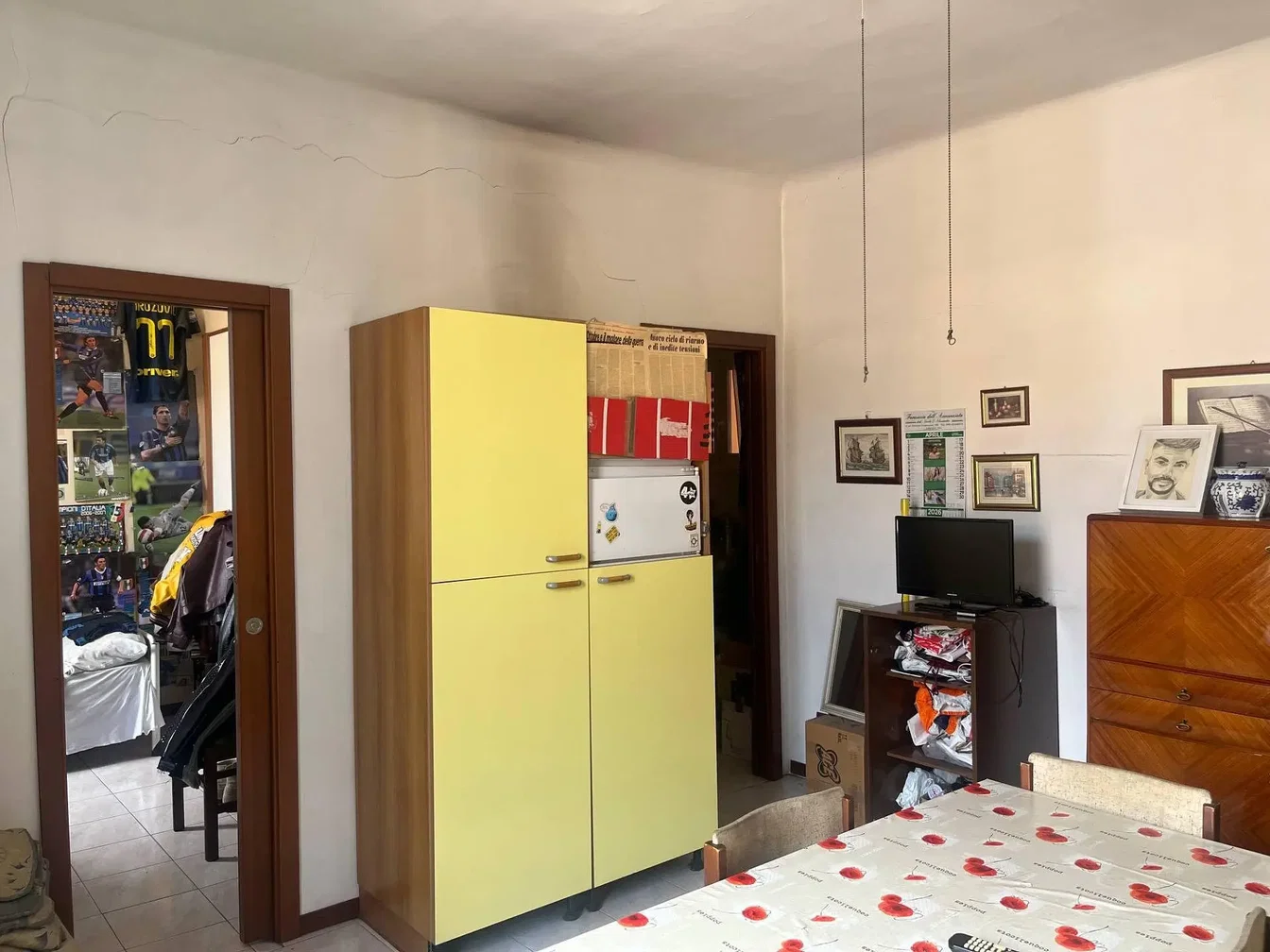 Kuchyně; kuchyňské spotřebiče, dlažba, přirozené světlo