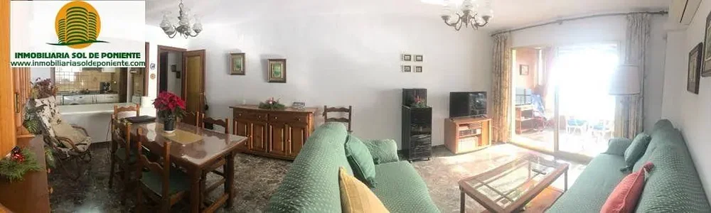 Soggiorno; luce naturale, pavimento in legno