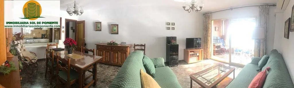 Soggiorno; luce naturale, pavimento in legno
