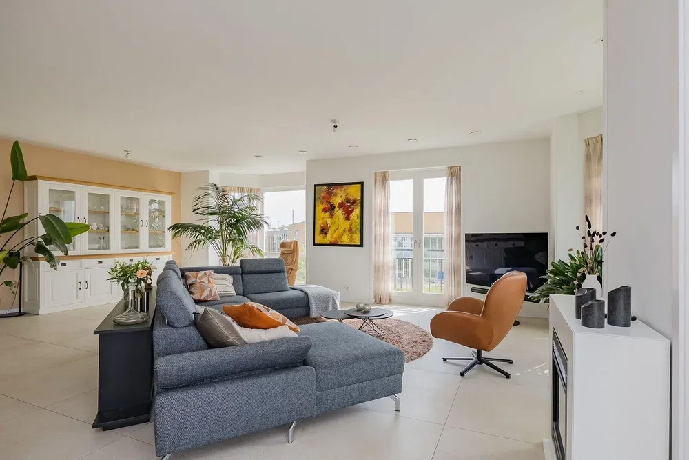 Salon; lumière naturelle, style moderne, carrelage