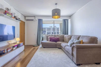 Salon; parquet, lumière naturelle, style moderne