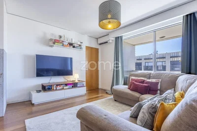 Salon; parquet, lumière naturelle, style moderne