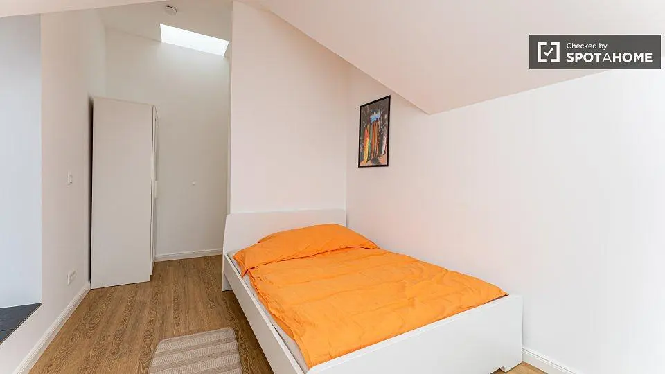 Schlafzimmer; holzboden, tageslicht