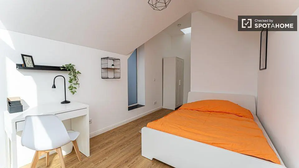Schlafzimmer; holzboden, tageslicht