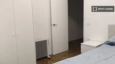 غرفة نوم; أرضية خشبية