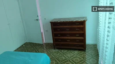 غرفة نوم; أرضية من البلاط, يحتاج إلى تجديد