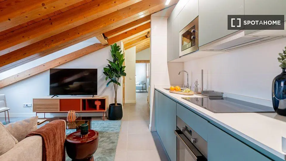 Wohnzimmer; blick, küchengeräte, holzbalken, tageslicht, moderner stil