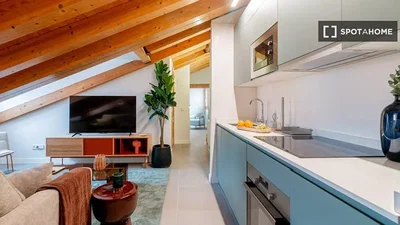 Wohnzimmer; blick, küchengeräte, holzbalken, tageslicht, moderner stil