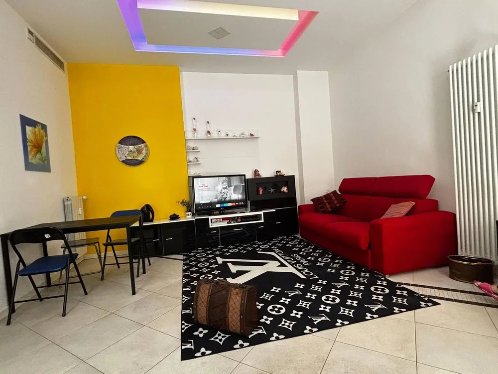 Wohnzimmer; fliesenboden, tageslicht, moderner stil