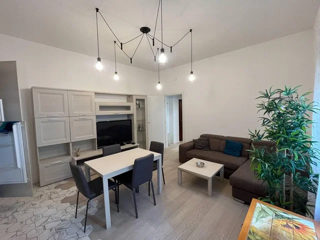 Wohnzimmer; fliesenboden, holzboden, tageslicht, moderner stil