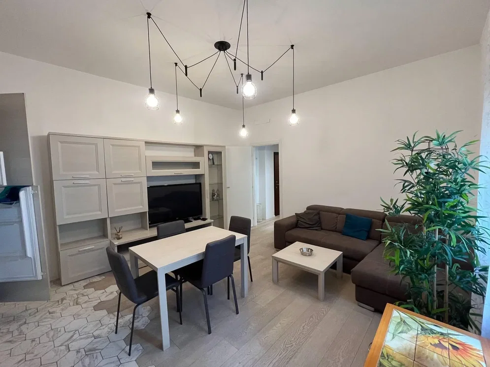 Wohnzimmer; fliesenboden, holzboden, tageslicht, moderner stil