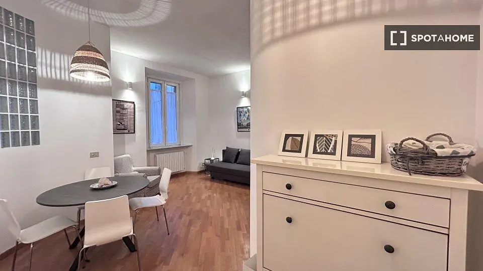 Wohnzimmer; holzboden, tageslicht, moderner stil