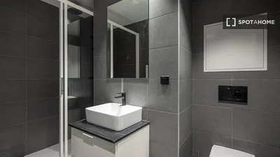 Toilette; fliesenboden, renoviert, tageslicht