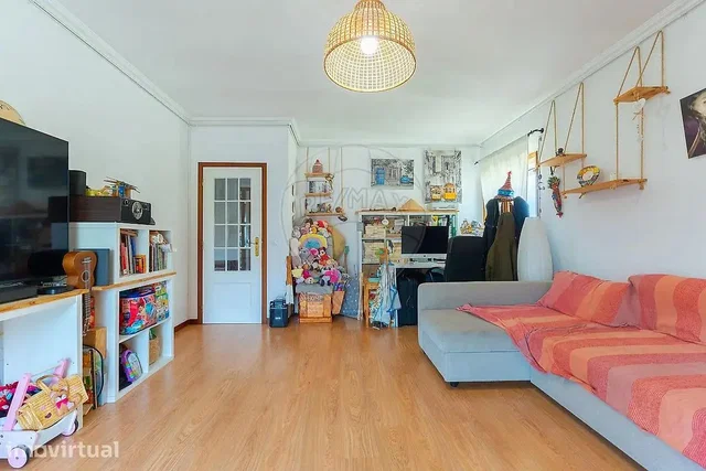 Living room; wood floor, natural light, modern style