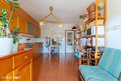 Cuisine; électroménager, parquet, carrelage, lumière naturelle