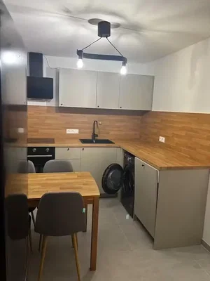 Κουζίνα; συσκευές κουζίνας, πλακάκια, φυσικό φως