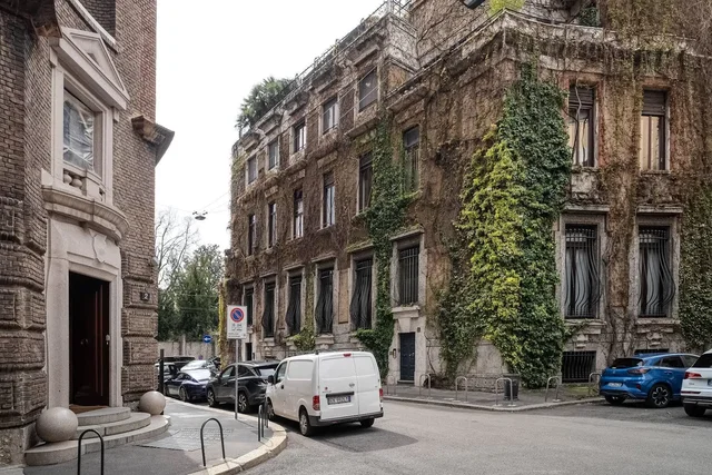 House and surroundings
