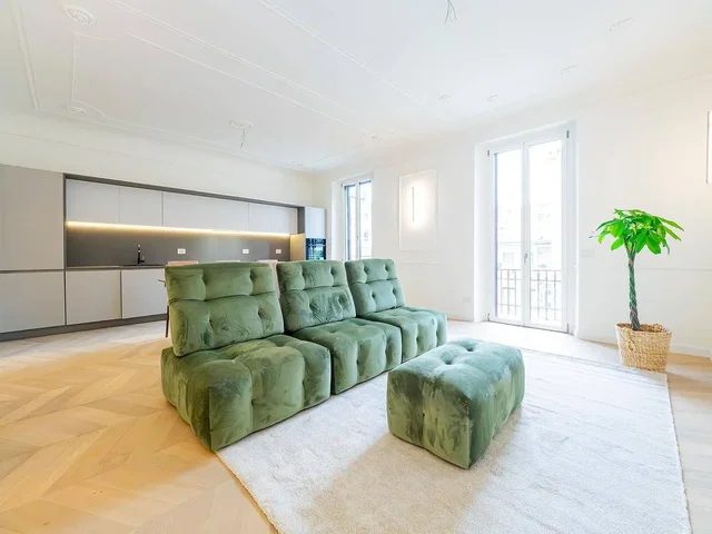 Living room; wood floor, natural light, modern style