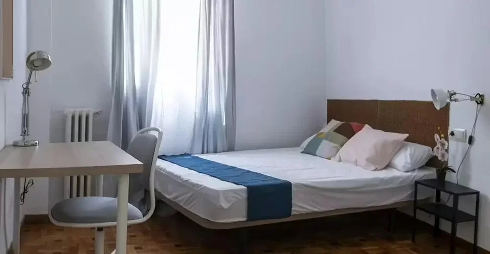 Schlafzimmer; tageslicht, holzboden