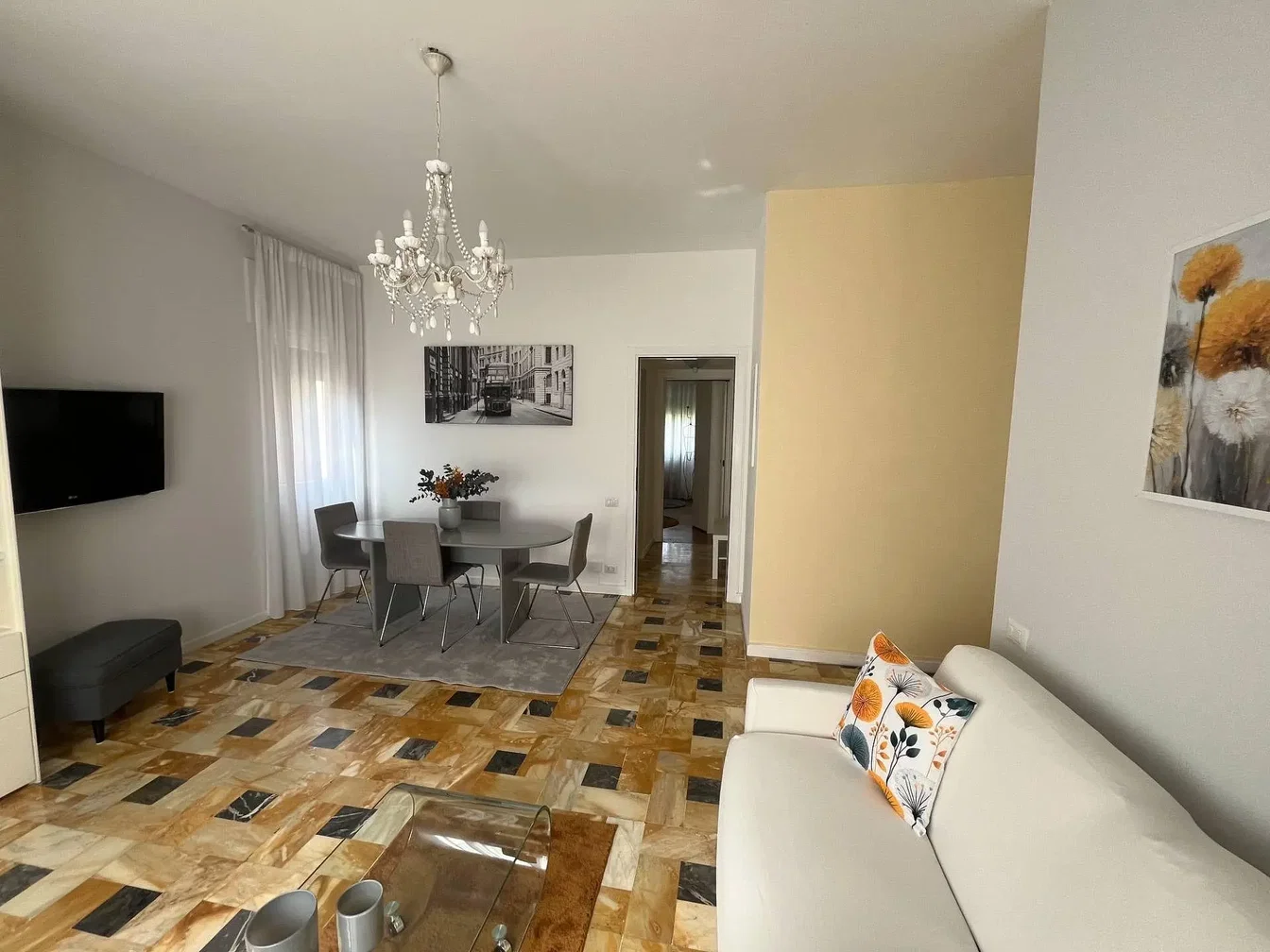 Wohnzimmer; fliesenboden, tageslicht, moderner stil