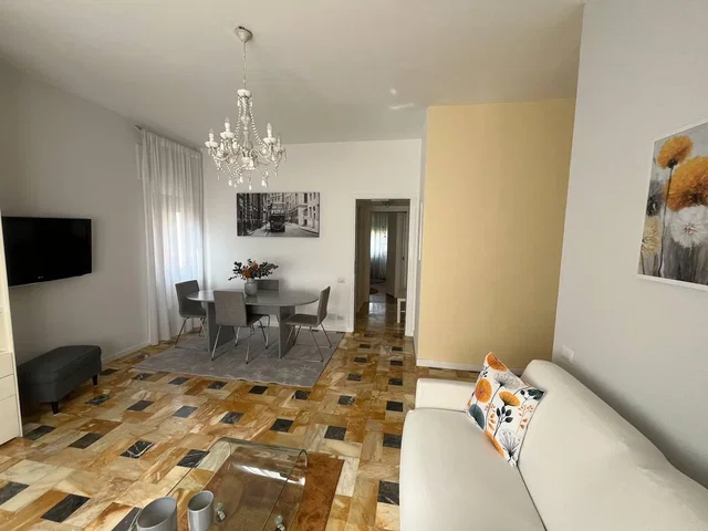 Wohnzimmer; fliesenboden, tageslicht, moderner stil