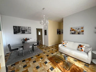 Wohnzimmer; fliesenboden, tageslicht, moderner stil