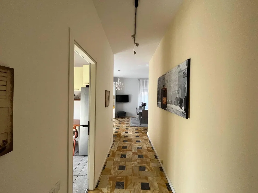 Wohnzimmer; fliesenboden, tageslicht