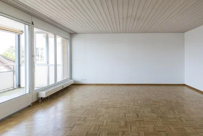 Obývačka; drevená podlaha, prirodzené svetlo