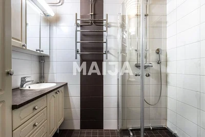 Kopalnica; talne ploščice, naravna svetloba, po prenovi