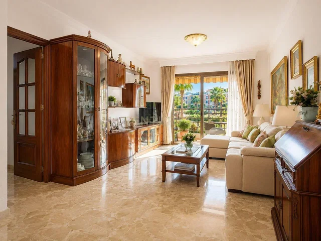 Salón; vista, suelo de madera, suelo de baldosas, luz natural