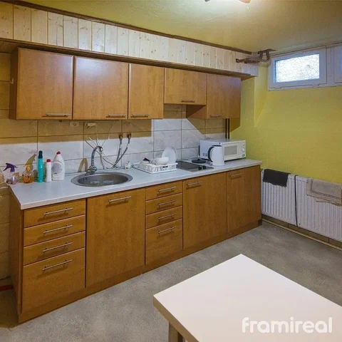 Kuhinja; kuhinjski aparati, pločice, potrebna renovacija