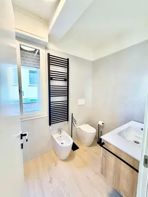 Toilet; houten vloer, natuurlijk licht, gerenoveerd