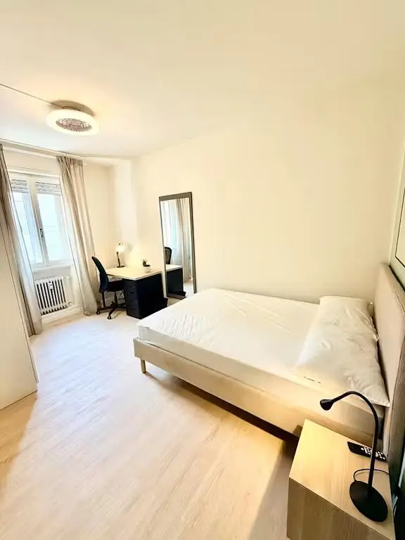 Quarto; luz natural, chão de madeira