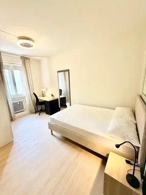 Quarto; luz natural, chão de madeira