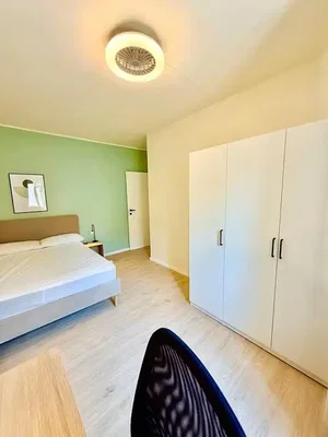 Quarto; chão de madeira, luz natural