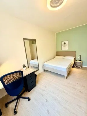 Quarto; luz natural, chão de madeira